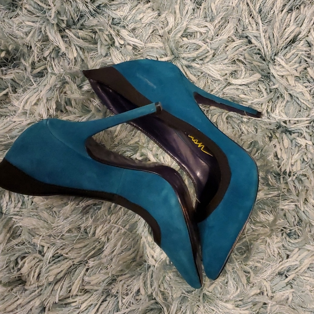 Pumps - Picture 2 of 5